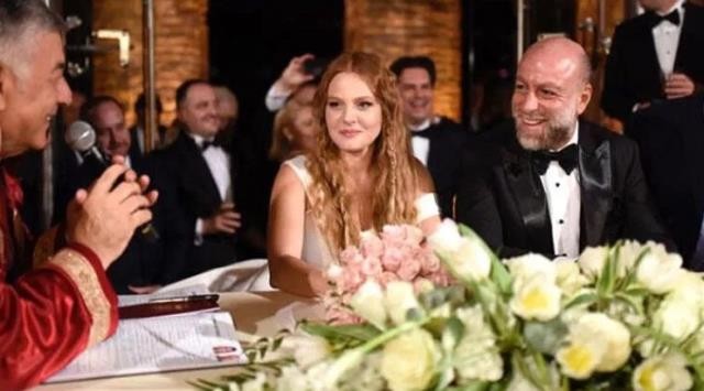 Özündən 17 yaş böyük ərindən boşandı - FOTOLAR